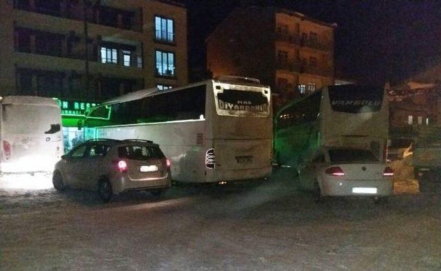 Bitlis&rsquo;te Yolda Kalan Yolcular Restoranlara Sığındı 2