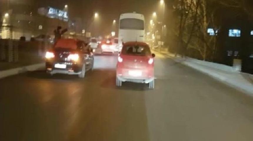 Asker Konvoyunda Drift Yapan Ara&ccedil; Trafiği Tehlikeye Soktu