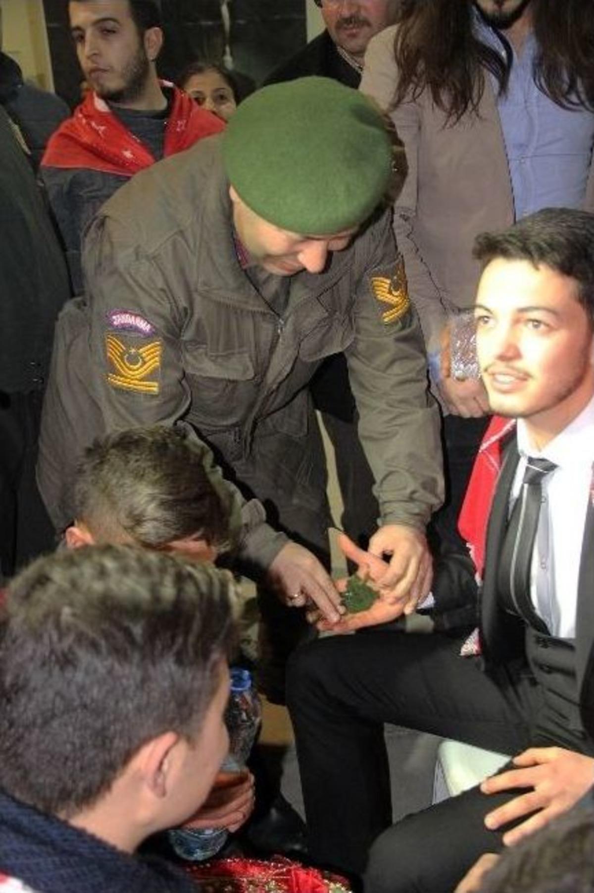 Jandarmadan &Uuml;&ccedil;&uuml;z Kardeşlere Asker D&uuml;ğ&uuml;n&uuml;