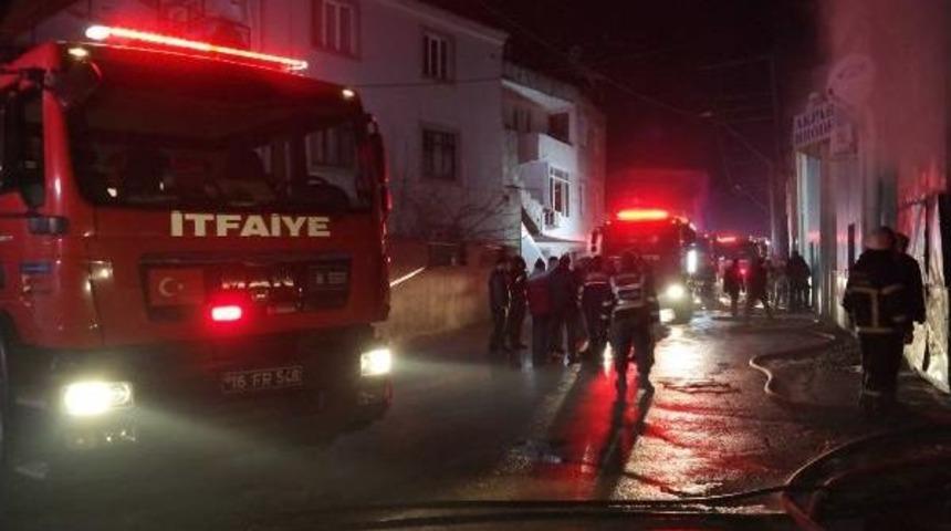 Kumaş Deposunda Yangın &Ccedil;ıktı