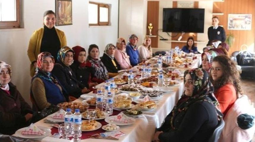 Polis Eşleri Yemekte Bir Araya Geldi