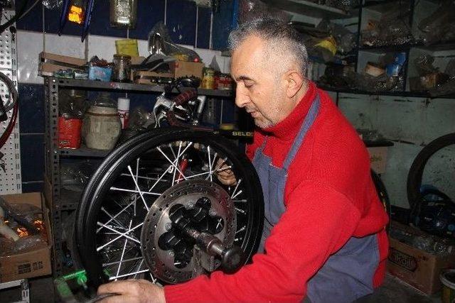 Hatay’da 40 Yıllık Bisiklet Doktoru Elektrikli Bisikletlere Direniyor