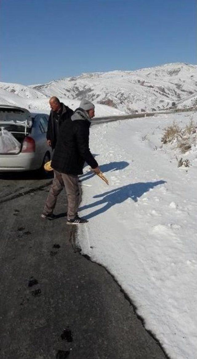 Özvatan Belediye Başkanı, Yaban Hayvanları İçin Doğaya Yiyecek Bıraktı