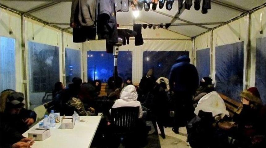 &Ccedil;eşme&rsquo;de 23 Sığınmacı Yakalandı