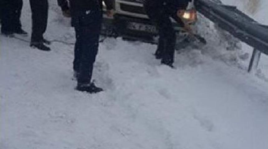 Van-Başkale Karayolu'nda Mahsur Kalan Ara&ccedil;ların Imdadına Karla M&uuml;cadele Ekipleri Yetişti