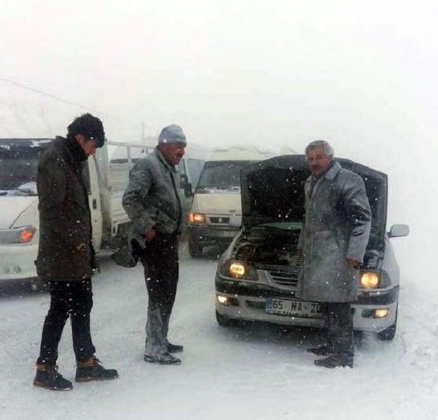 Van-Başkale Karayolu'nda Mahsur Kalan Araçların Imdadına Karla Mücadele Ekipleri Yetişti