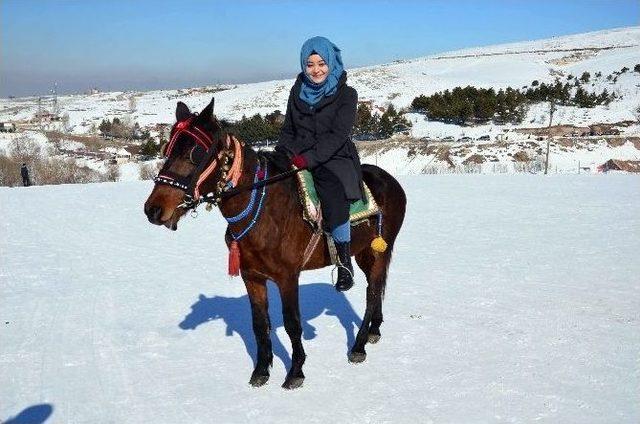 Pursaklar’ın Gençleri Kayağın Keyfini Çıkarttı