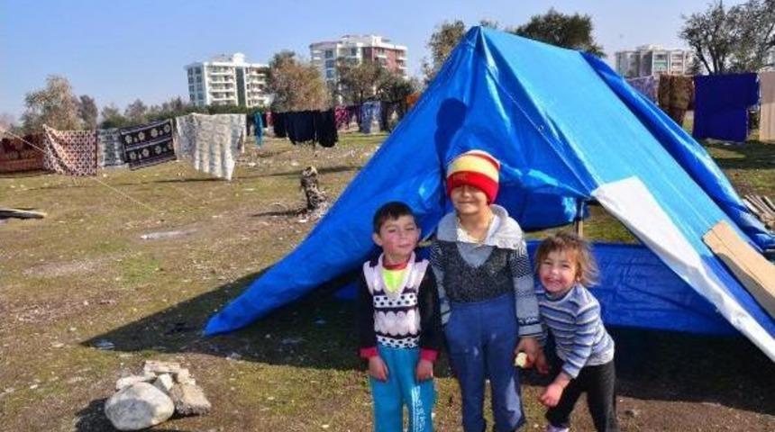 Milyonluk Evlerin Yanında Naylon &Ccedil;adırda Yaşam