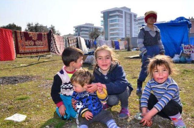 Milyonluk Evlerin Yanında Naylon Çadırda Yaşam