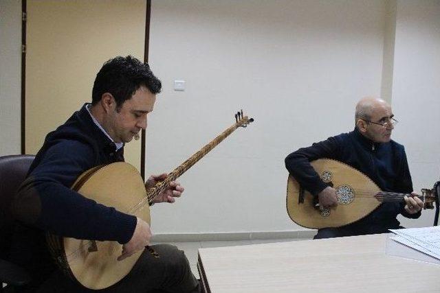 (özel Haber) Bir Ellerinde Neşter, Bir Ellerinde Saz