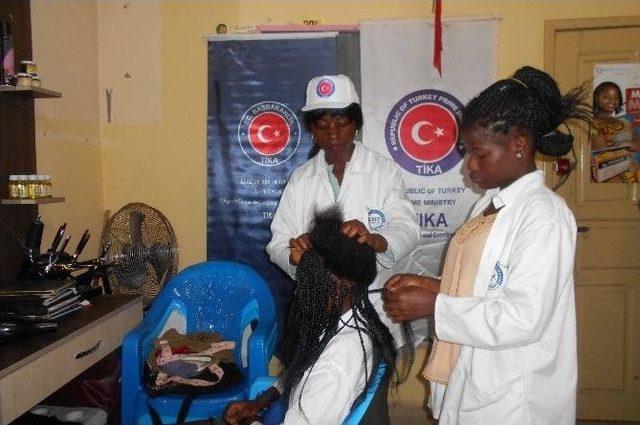 Kamerun’da Şiddet Mağduru Kadınların İmkanlarının İyileştirilmesine Destek