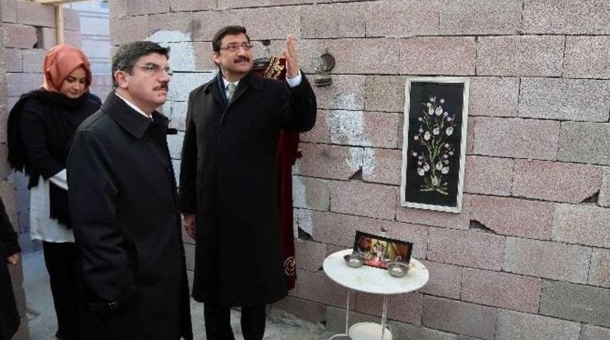 Suriye&rsquo;deki Savaşın Acı Y&uuml;z&uuml;n&uuml; Ke&ccedil;i&ouml;ren&rsquo;e Taşıyan Halep Evi&rsquo;ni Ak Parti Genel Başkan Yardımcısı Yasin Aktay Da Ziyaret Etti