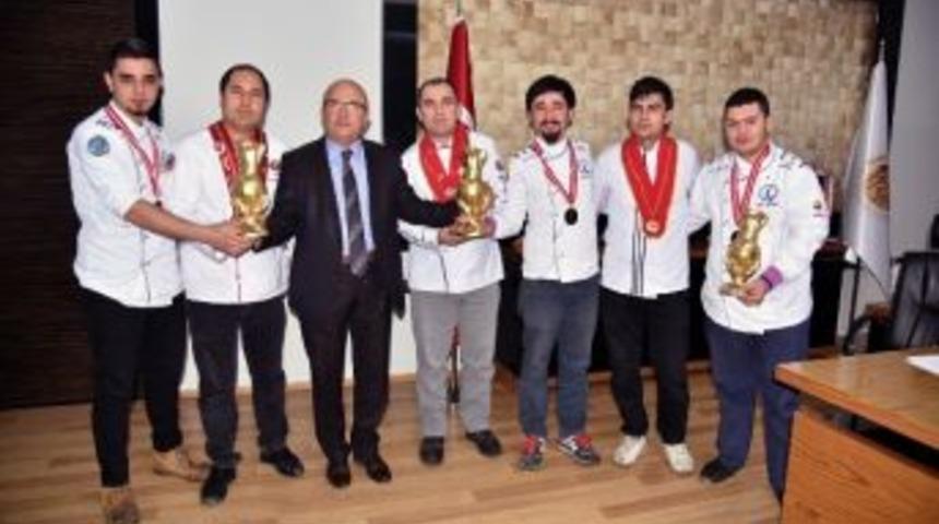 Afyonlu Aş&ccedil;ılar Kente Madalyalar İle D&ouml;nd&uuml;