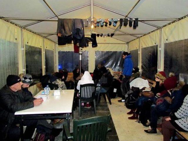 &Ccedil;eşme A&ccedil;ıklarında 23 Ka&ccedil;ak Yakalandı 2