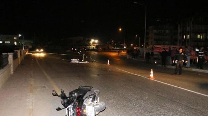 &nbsp;Antalya'da Otomobil Motosiklete &Ccedil;arptı: 1 &Ouml;l&uuml;