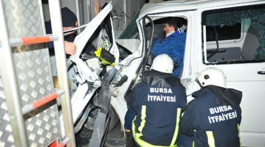 Alkoll&uuml; S&uuml;r&uuml;c&uuml;, Tır'a &Ccedil;arptığı Kamyonetinden G&uuml;&ccedil;l&uuml;kle &Ccedil;ıkarıldı