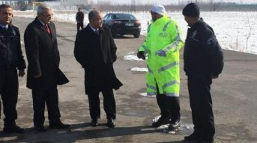 Vali Tapsız, Polis Uygulama Noktasını Denetledi