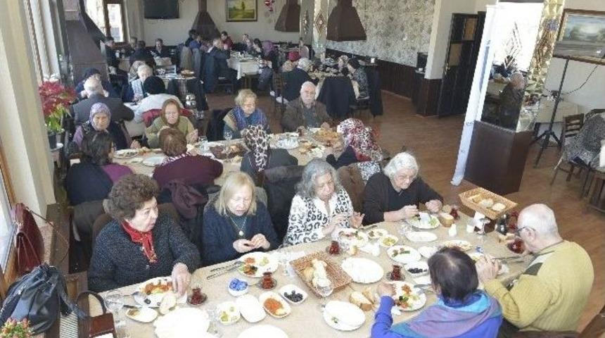 Yaşlılara Kahvaltı Keyfi