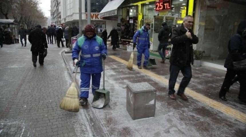 Odunpazarı&rsquo;nda Temizlik Soğuk Havaya Rağmen Tam Gaz