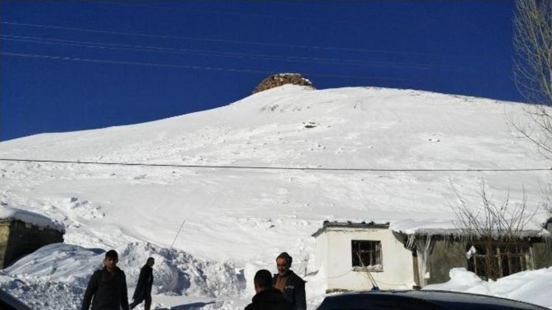 Ahırın &Uuml;zerine &Ccedil;ığ D&uuml;şmesi Sonucu 3 Hayvan Telef Oldu