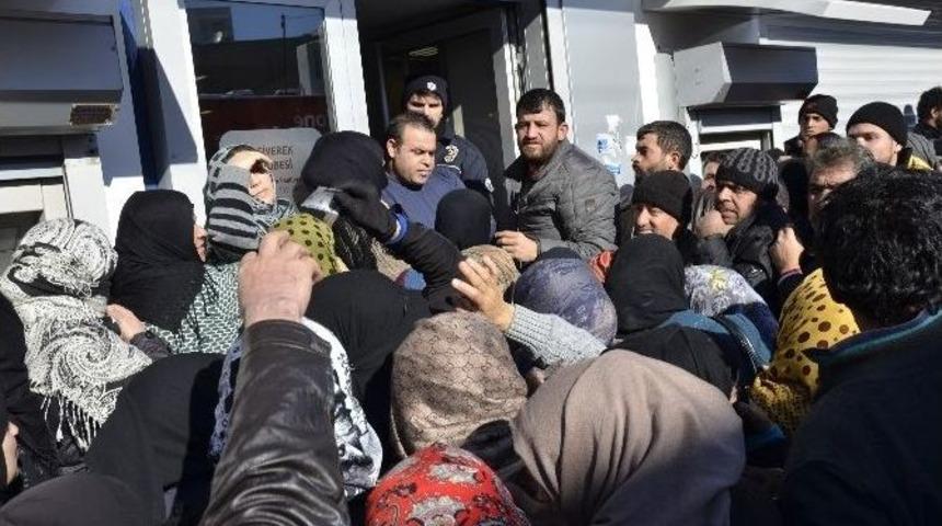 Suriyelilerin Kızılay Kart İzdihamı