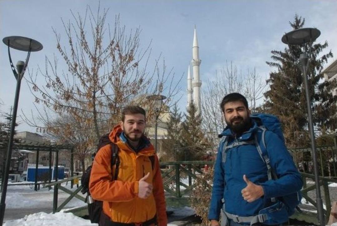 Otostop &Ccedil;ekerek 2 Yılda 60 İl Ve 4 &Uuml;lke Gezdiler