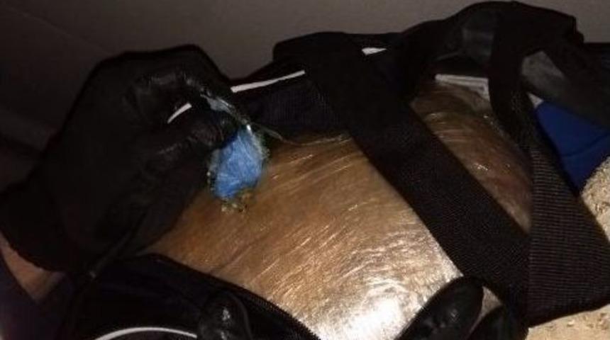 Polis Bir Şahsın &Uuml;zerinde 4 Kilo 650 Gram Uyuşturucu Madde Ele Ge&ccedil;irdi