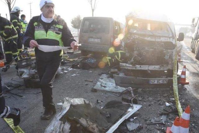 Minib&uuml;s Hafif Ticari Araca &Ccedil;arptı: 1 &Ouml;l&uuml;, 1 Yaralı 1