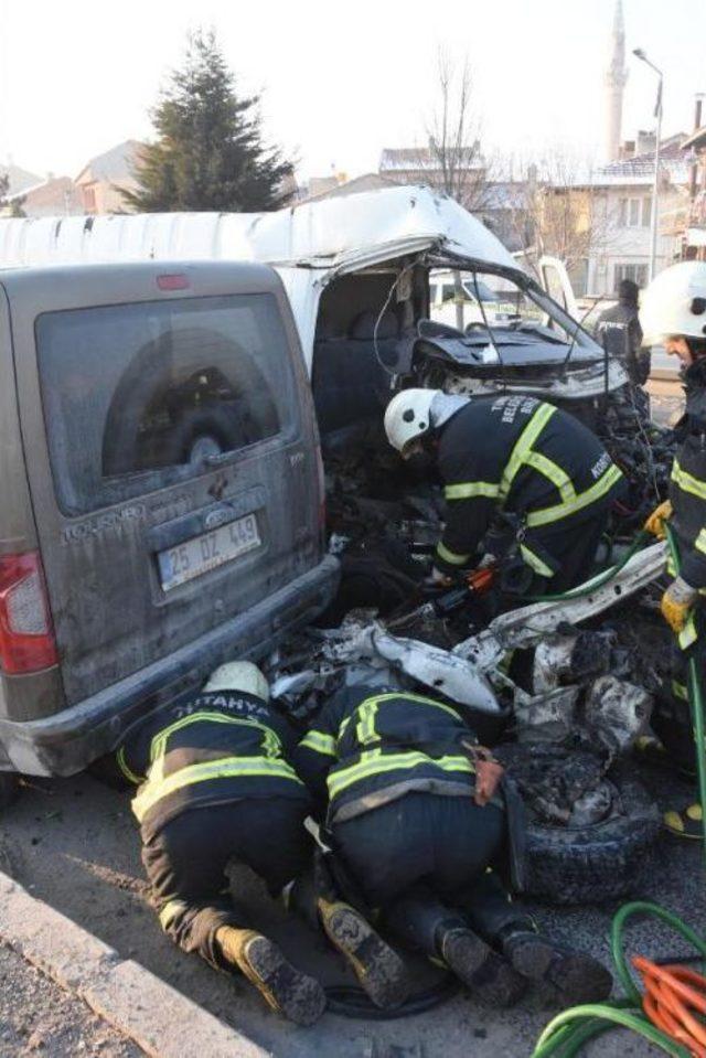 Minib&uuml;s Hafif Ticari Araca &Ccedil;arptı: 1 &Ouml;l&uuml;, 1 Yaralı 2