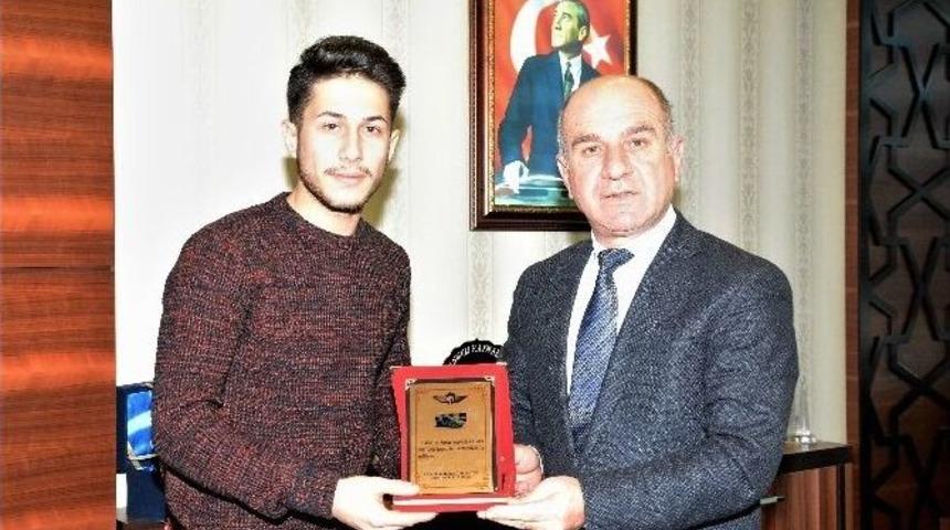 Kt&uuml;&rsquo;l&uuml; Gen&ccedil;ler Teşekk&uuml;re Geldi