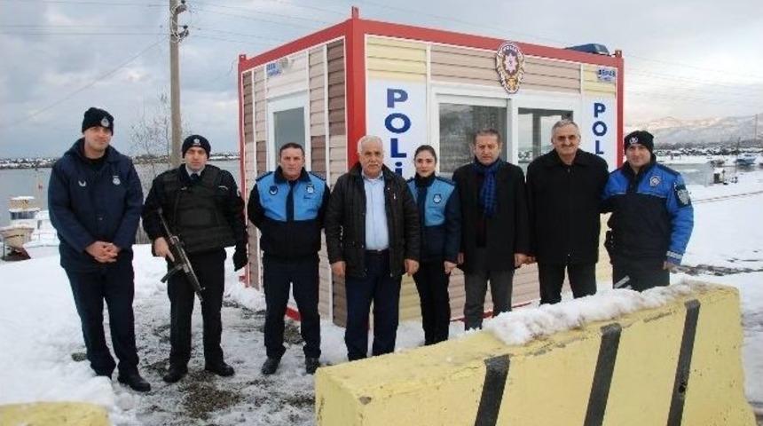 Giresun&rsquo;da Uygulama Yapan Polislere Tatlı İkramı