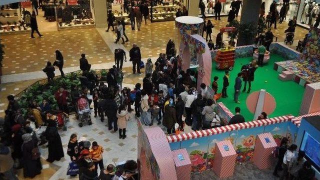 Rengarenk Şekerler Kırılmayı Bekliyor