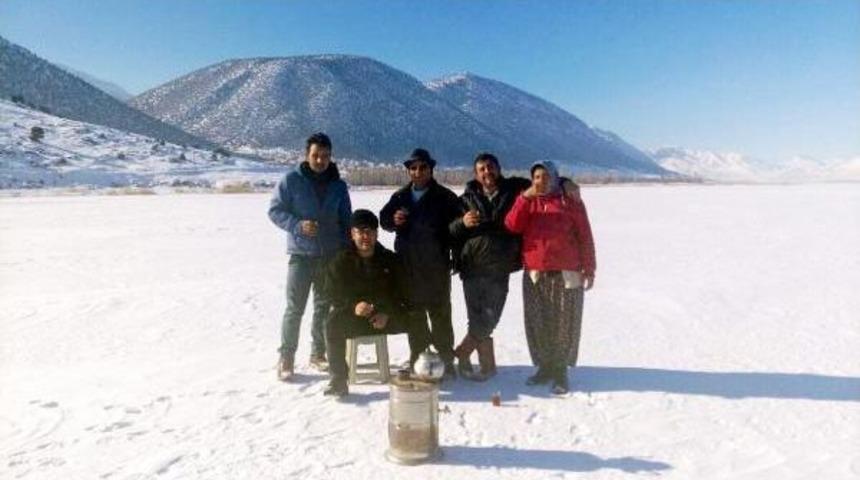 Buz Tutan G&ouml;l Y&uuml;zeyinde &Ccedil;ay Demlediler