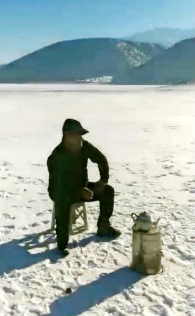 Buz Tutan Göl Yüzeyinde Çay Demlediler 1