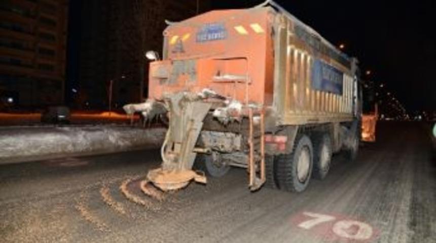 Bulvar Ve Caddelerdeki Tuzlama &Ccedil;alışması Devam Ediyor