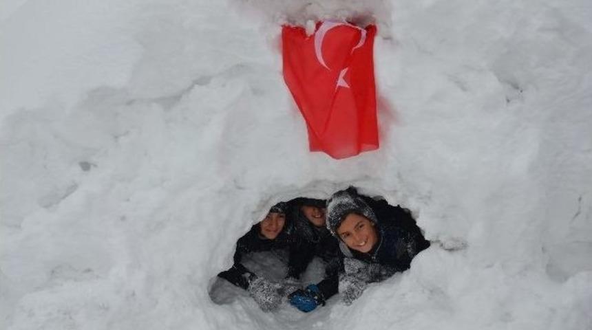 Tatili Fırsat Bilen &Ccedil;ocuklar Kardan Ev Yaptı