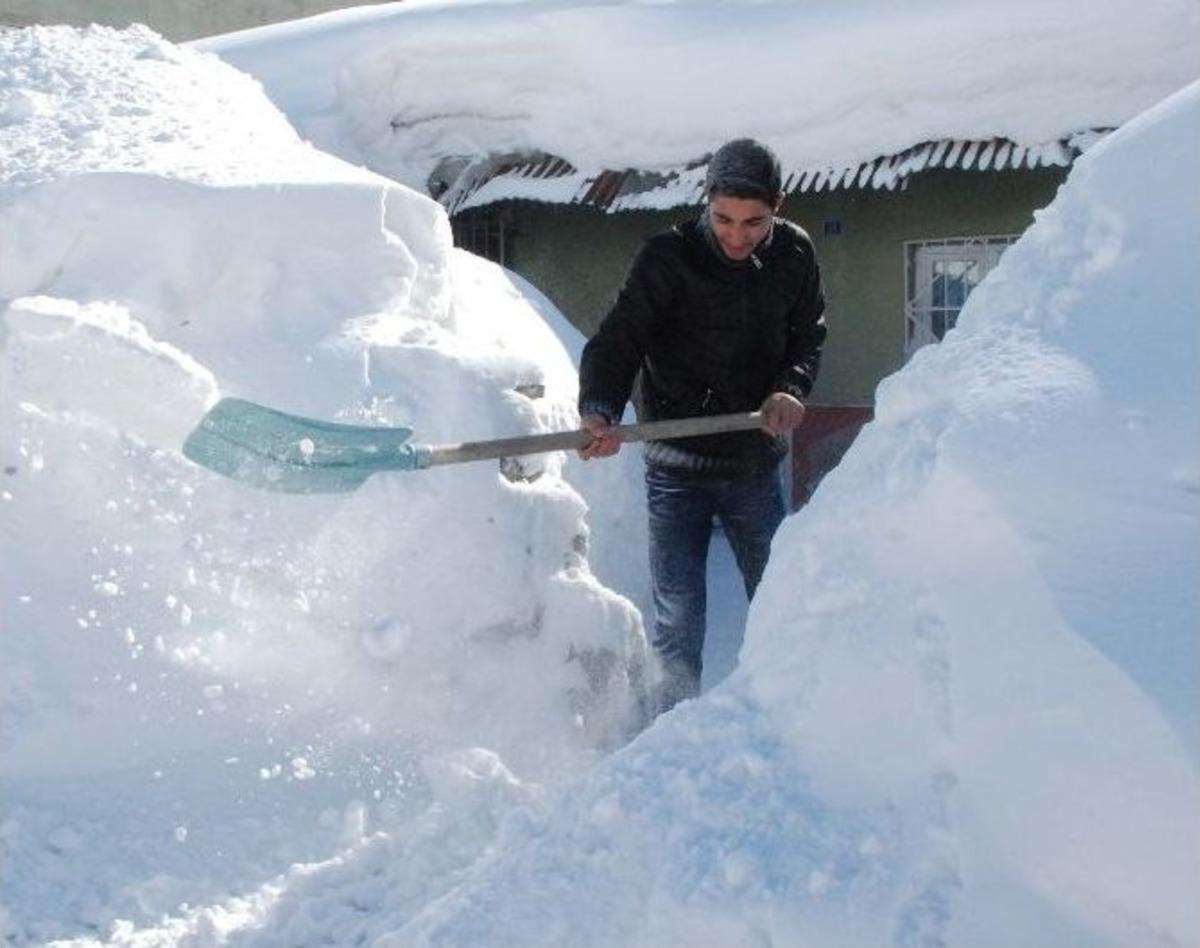 Bitlisliler Kar T&uuml;nellerinden Ge&ccedil;erek Evlerine Giriyor