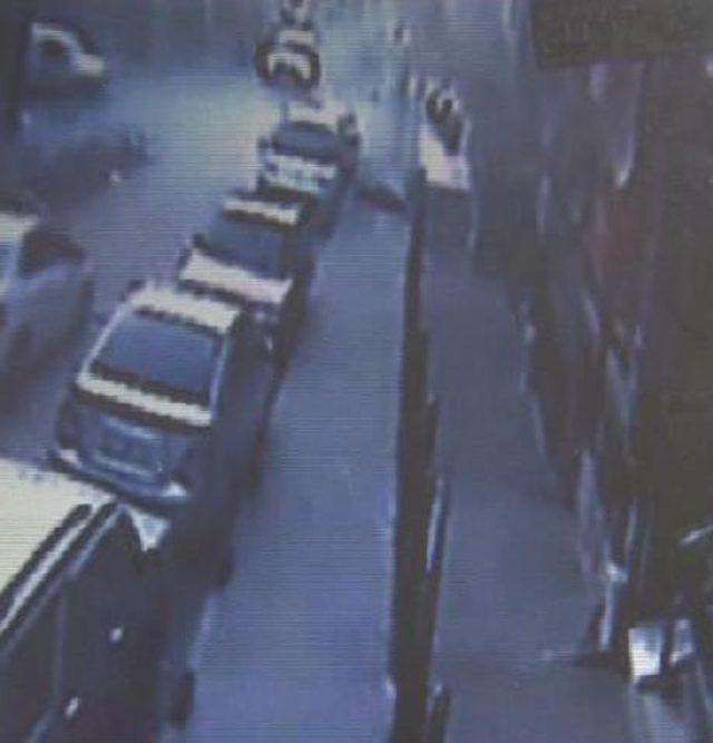 K&uuml;&ccedil;&uuml;k&ccedil;ekmece deki Cinayet Anı G&uuml;venlik Kamerasında 1