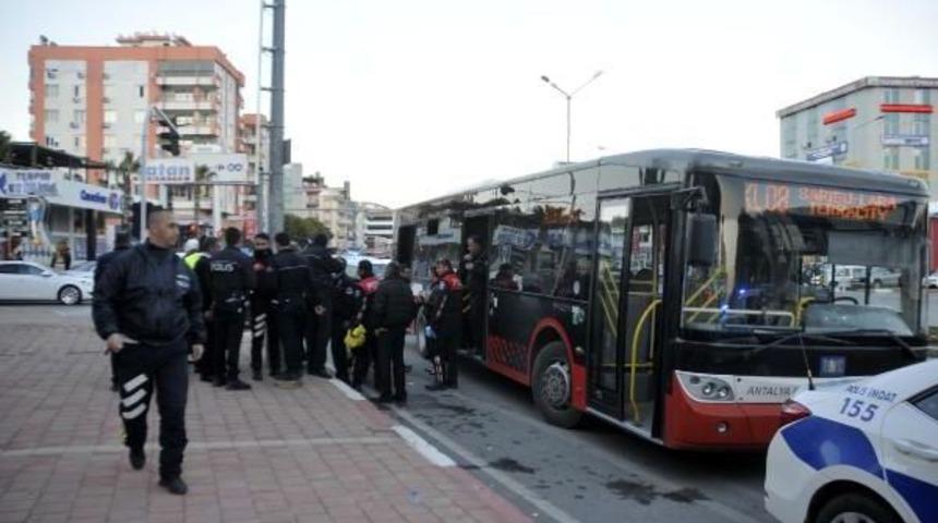 Halk Otob&uuml;s&uuml;nde Boğazına Bı&ccedil;ak Dayayıp, Polise Direndi