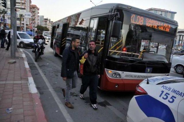 Halk Otobüsünde Boğazına Bıçak Dayayıp, Polise Direndi