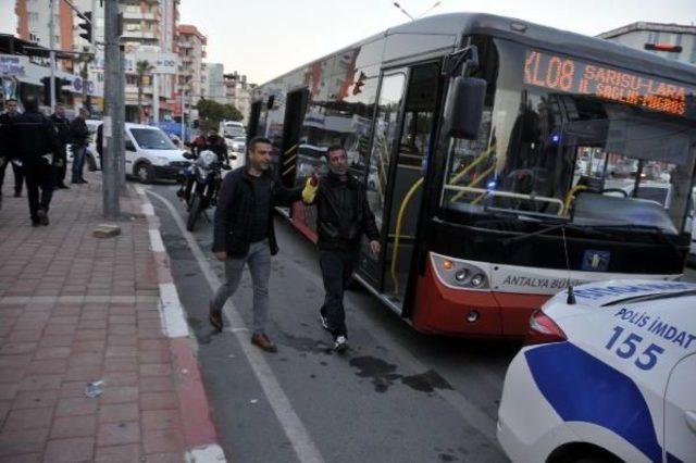 Halk Otobüsünde Boğazına Bıçak Dayayıp, Polise Direndi