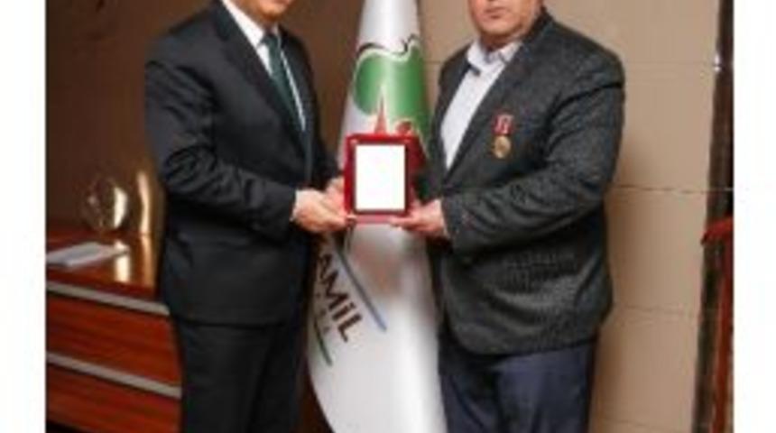 Belediye Başkanı Rıdvan Fadıloğlu&rsquo;na Teşekk&uuml;r Plaketi