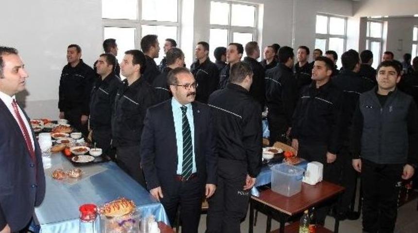 Rekt&ouml;r G&uuml;r&rsquo;den Polis Adaylarına &Ccedil;ağrı