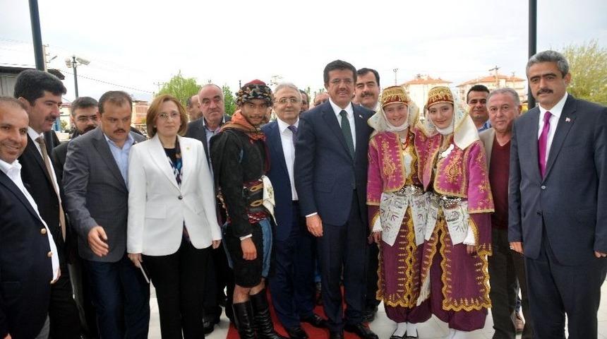 Tescil &Ouml;d&uuml;llerini Bakan Zeybekci Verdi