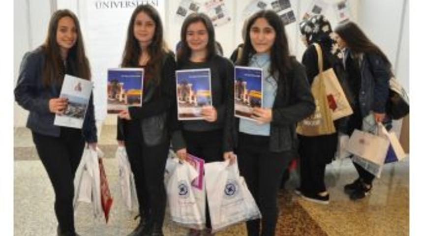 Sel&ccedil;uk &Uuml;niversitesi Eğitim Ve Kariyer Fuarında Tanıtıldı