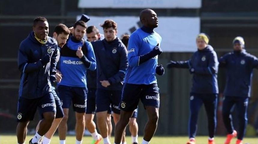 Fenerbah&ccedil;e&rsquo;de Emenike Ve Van Der Wiel Takımla &Ccedil;alıştı