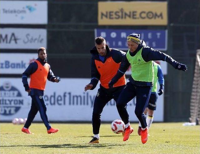 Fenerbahçe’de Emenike Ve Van Der Wiel Takımla Çalıştı