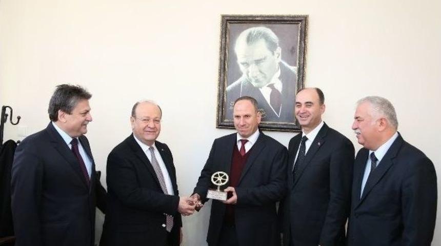 Efeler’de Ayın Şoförü Ödülünü Başkan Özakcan’dan Aldı