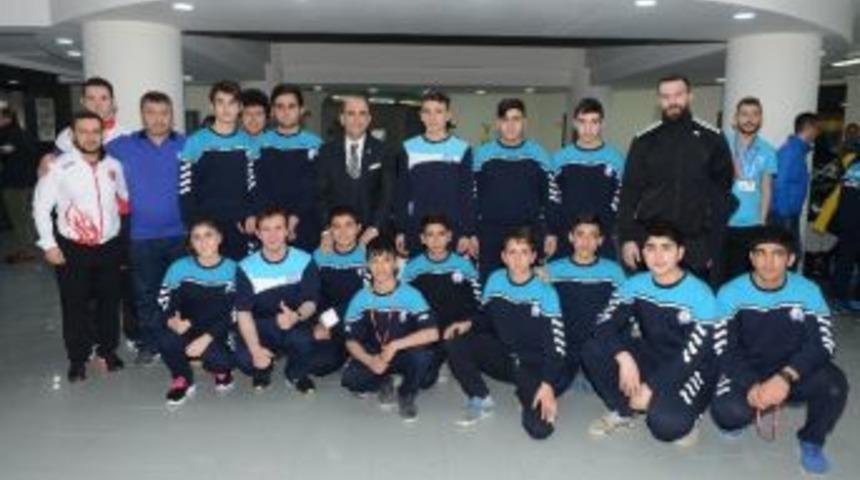 Başarılı Sporculara &Ouml;d&uuml;l