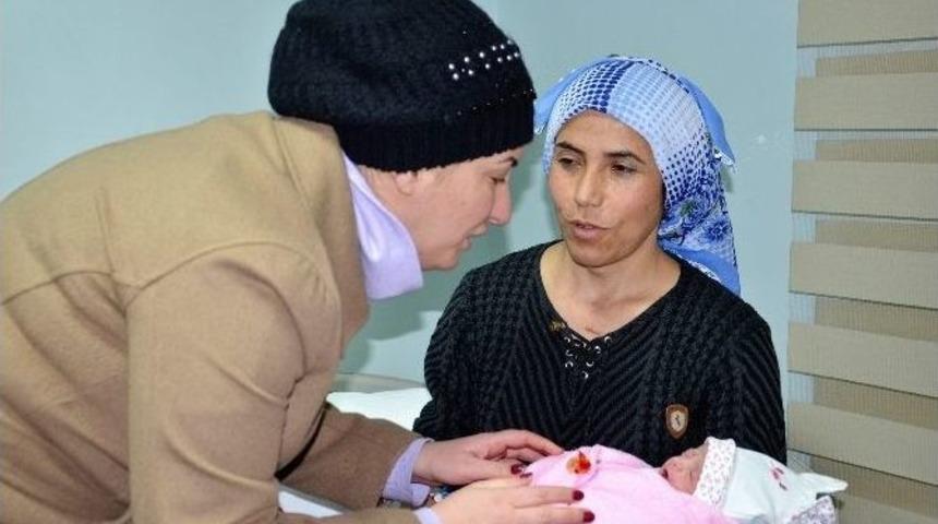 Erzurum&rsquo;da Belediye Başkanının Doğuma Yetiştirdiği Aile &Ccedil;ocuğa Başkanının Eşinin İsmini Verdi